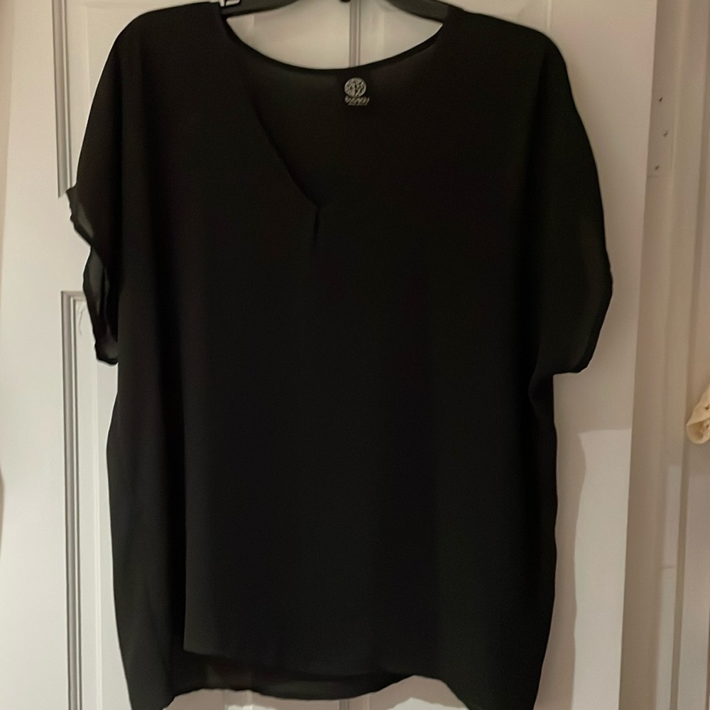 Bobeau black v neck top in size large